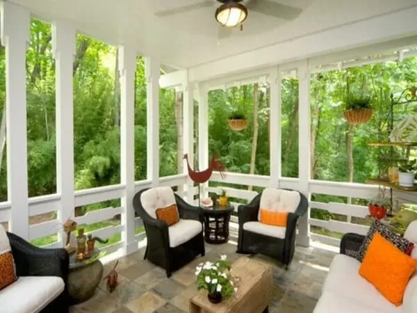 Terraza moderna techada maximalista con mobiliario de madera