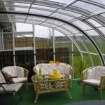 Terraza moderna cerrada con policarbonato con curvas