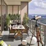 Terraza moderna techada con comedor