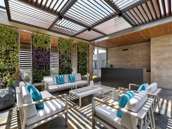 Terraza moderna con techo abierto de madera