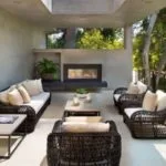 Terraza modera techada con claraboya