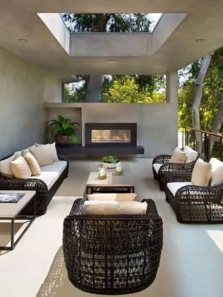 Terraza modera techada con claraboya