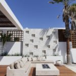 Terraza moderna al aire libre y mueblas de concreto