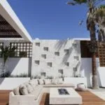 Terraza moderna al aire libre y mueblas de concreto