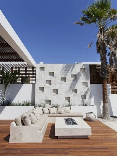 Terraza moderna al aire libre y mueblas de concreto