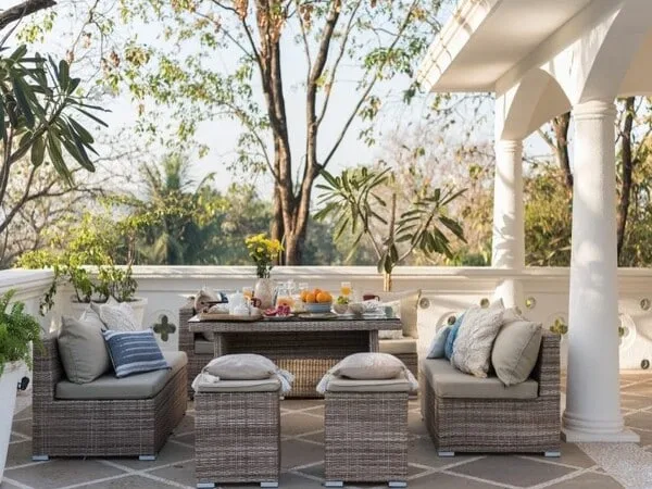 Terraza moderna abierta con muebles modernos de mimbre
