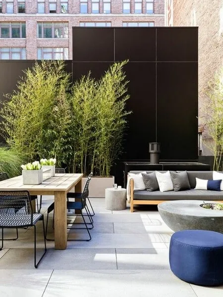 Terraza moderna sin techo como sala de comedor exterior