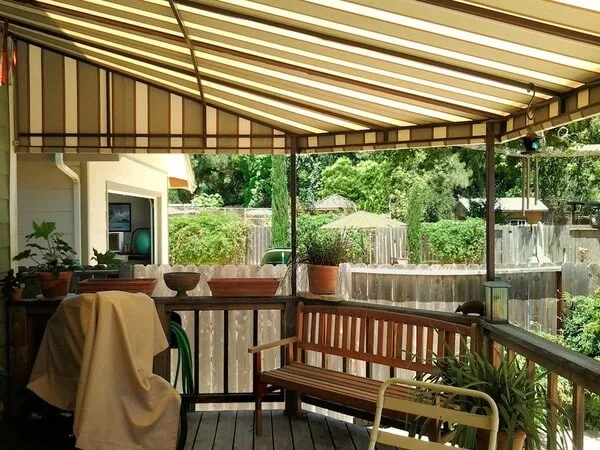 Terraza moderna con techo de lona con parales
