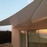 Terraza moderna techada con lona con sujecion en 3 puntos
