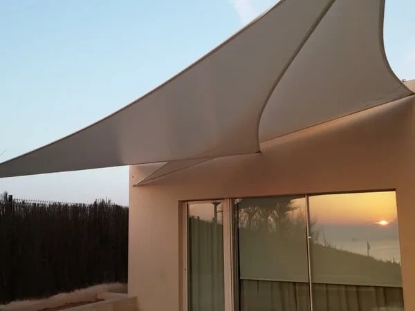 Terraza moderna techada con lona con sujecion en 3 puntos