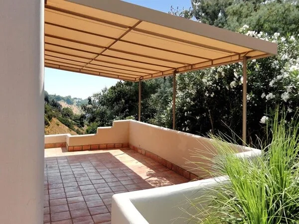 Terraza moderna con techo de lona con armazon fija