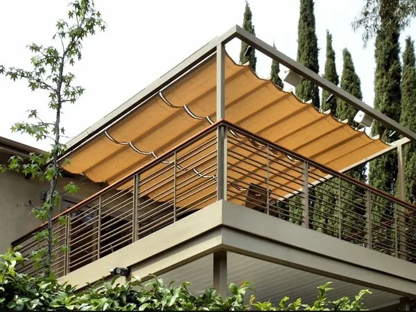 Terraza moderna techada con lona horizontal
