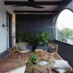Terraza moderna techada con muebles y ventilador de techo