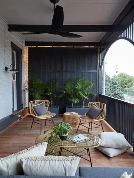 Terraza moderna techada con muebles y ventilador de techo