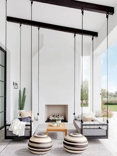 Terraza moderna techada con muebles sujetados al techo