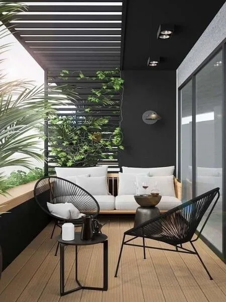 Terraza moderna parcialmente techada con muebles blancos y negros