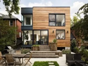 Casa moderna con acabado en madera rodeada de vegetacion