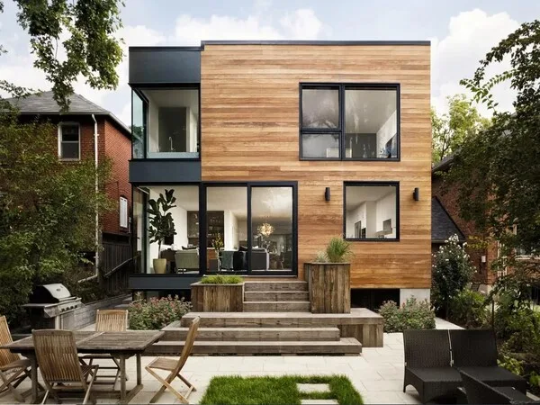 Casa moderna con acabado en madera rodeada de vegetacion