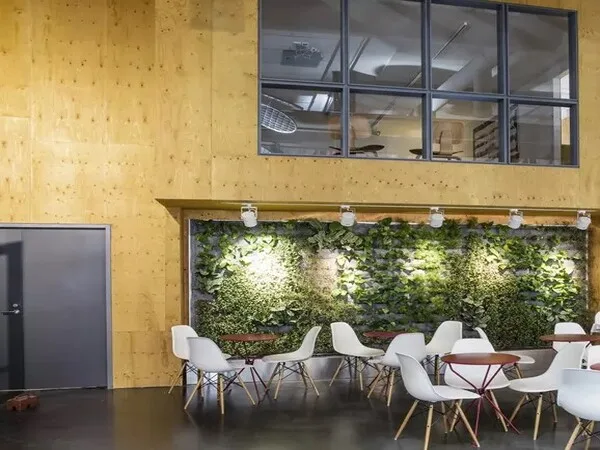 Casa moderna area social interna con panel madera contrachapada