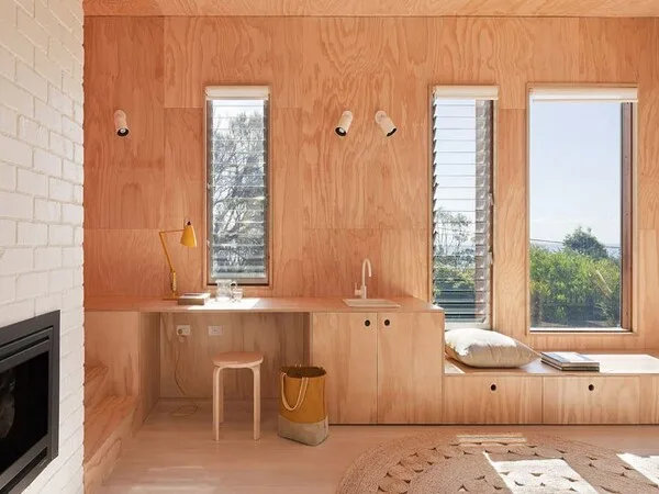 Casa moderna con baño interior con pared madera contrachapada