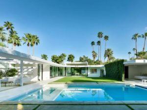Casa moderna alrededor de piscina