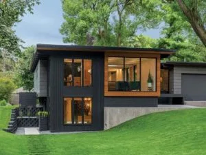 Casa moderna construida en dos niveles de terreno