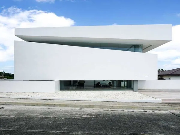 Casa moderna exterior minimalista con ventanas y puertas de vidrio sin marco