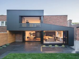 Casa moderna de formas simetrricas con grandes ventanas