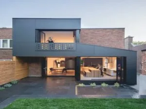 Casa moderna de formas simetrricas con grandes ventanas