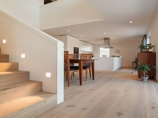 Casa moderna con escalera y comedor minimalista