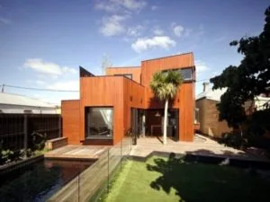 Casa moderna con acabado en madera y fuente de agua