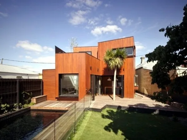Casa moderna con acabado en madera y fuente de agua