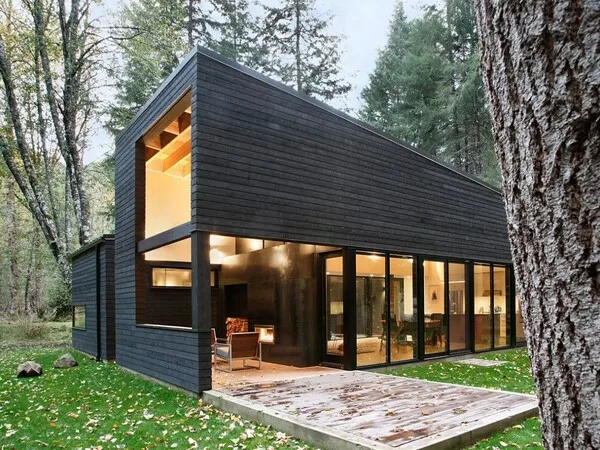 Casa moderna con madera pintada de negro