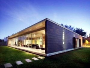 Casa moderna con acabado en madera pulida