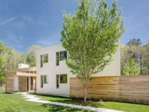 Casa moderna exterior minimalista con acabado en madera