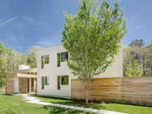 Casa moderna exterior minimalista con acabado en madera
