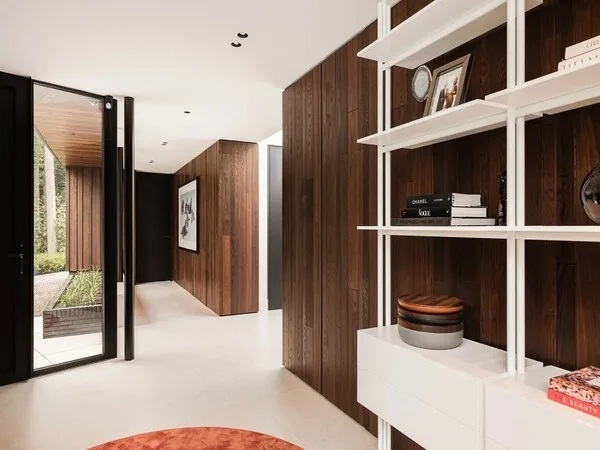Casa moderna con pared interna forrada en madera contrachapada