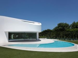 Casa moderna con piscina exterior con forma de medialuna