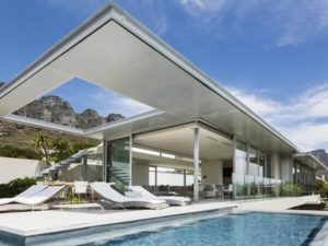 Casa moderna con piscina exterior y techo voladizo
