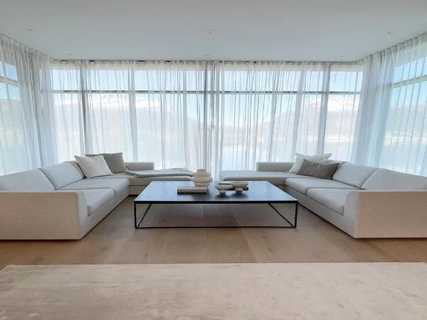Casa moderna ventanas con cortinas claras