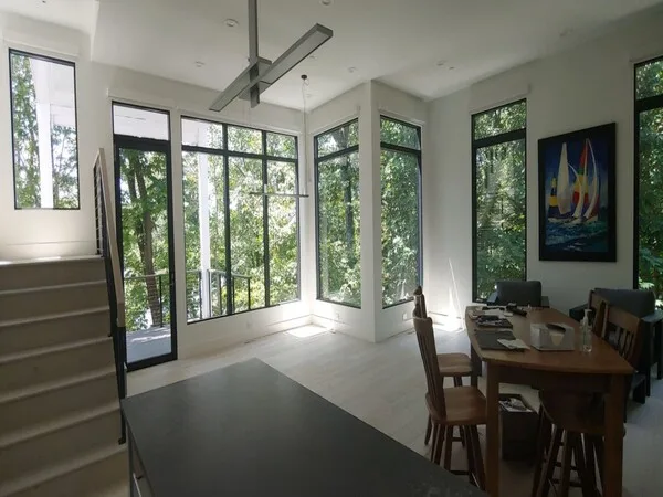 Casa moderna ventanas grandes en salon