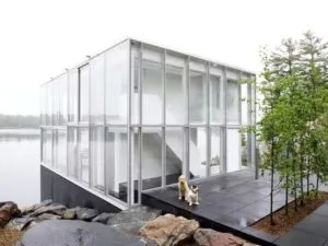 Casa moderna con paredes de ventanas