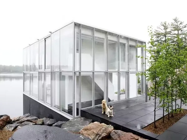 Casa moderna con paredes de ventanas