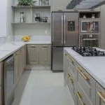 Cocina encimeras blancas y cajones beige