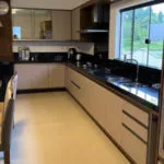 Cocina con isla de encimera negra y gabinetes beige
