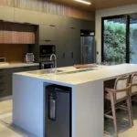 Cocina con isla blanca