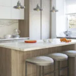 Cocina con isla de mármol y mueble en madera