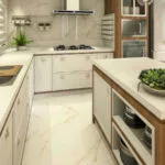 Cocina con isla en madera color crema