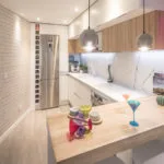 Cocina encerrada en blanco y con isla en madera