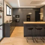 Cocina gris y negra con puertas en negro